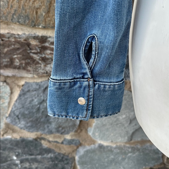 Reformation The Isa Light Blue Wash Denim Button Down Shirt Jacket Size 6 - Picture 6 of 8